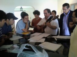 Aquiles Báez dictando un taller de composición musical